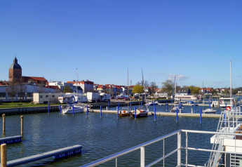 Blick von Hausboot ‚Luisa‘ in Ribnitz-Damgarten, Deutschland, auf den Hafen mit Booten und Stadtansicht.
