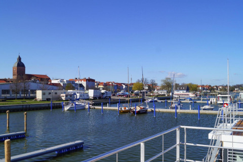 Vista desde la casa flotante 'Luisa' en Ribnitz-Damgarten, Alemania, con el puerto deportivo y la ciudad al fondo.