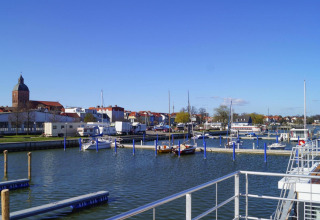 Vue depuis la péniche 'Luisa' à Ribnitz-Damgarten, Allemagne, avec marina, bateaux et panorama urbain.