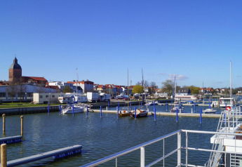 Blick von Hausboot ‚Luisa‘ in Ribnitz-Damgarten, Deutschland, auf den Hafen mit Booten und Stadtansicht.