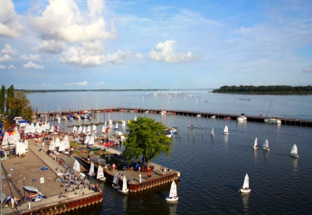 Blick auf den Yachthafen mit Segelbooten und langem Steg am Wasser in Ribnitz-Damgarten, Deutschland.