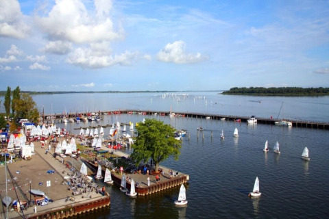 Blick auf den Yachthafen mit Segelbooten und langem Steg am Wasser in Ribnitz-Damgarten, Deutschland.