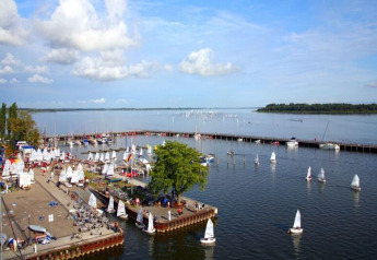 Vista de un puerto deportivo con veleros y un largo muelle en el agua en Ribnitz-Damgarten, Alemania.