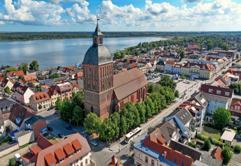 Luftaufnahme von Ribnitz-Damgarten mit Kirche, Häusern und Fluss, gesehen vom Hausboot 'Luisa'.