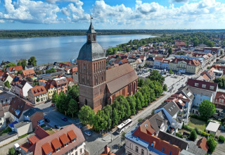 Vista aérea de Ribnitz-Damgarten con su iglesia, casas y lago, vista desde la casa flotante 'Luisa' en Alemania.
