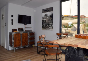 Indvendigt billede af Houseboat «Leni» i Tyskland med moderne møbler og et stort vindue med udsigt.