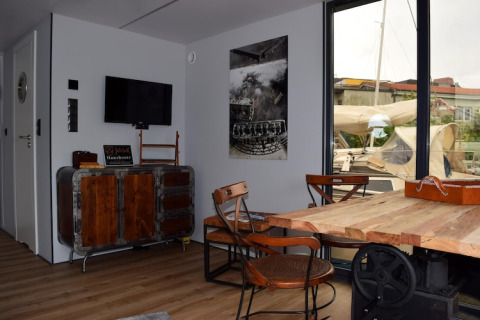 Indvendigt billede af Houseboat «Leni» i Tyskland med moderne møbler og et stort vindue med udsigt.