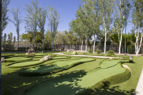 Parcours de mini-golf entouré d’arbres dans un cadre verdoyant au Tamarit Park Resort 2 PATIO en Espagne.