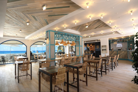 Restaurant lumineux en bord de mer, au Tamarit Park Resort 2 PATIO en Espagne, vue sur la Méditerranée.