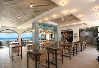 Restaurant lumineux en bord de mer, au Tamarit Park Resort 2 PATIO en Espagne, vue sur la Méditerranée.