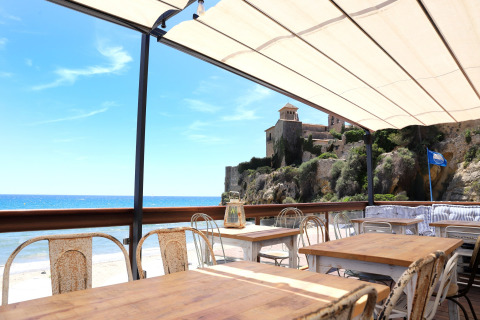 Terrasse extérieure avec vue sur la mer et château historique au Tamarit Park Resort 2 PATIO, Espagne.