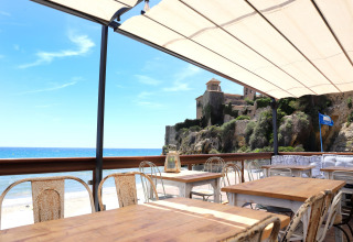Terrasse extérieure avec vue sur la mer et château historique au Tamarit Park Resort 2 PATIO, Espagne.