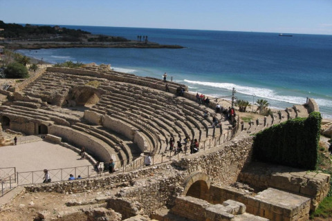 Amphithéâtre romain sur la côte méditerranéenne près de Tamarit Park Resort en Espagne, vue sur la mer.