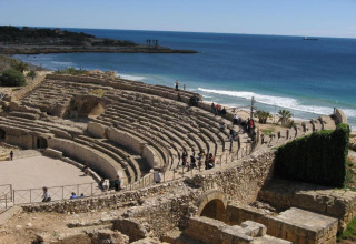 Amphithéâtre romain sur la côte méditerranéenne près de Tamarit Park Resort en Espagne, vue sur la mer.