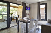 Modern chaletinterieur bij Résidence U Livanti Belvédère Campomoro in Frankrijk met eetruimte en terras.