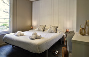 Schlafzimmer im Résidence U Livanti Belvédère Campomoro - Chalet Casane in Frankreich mit Doppelbett und stilvollem Design.