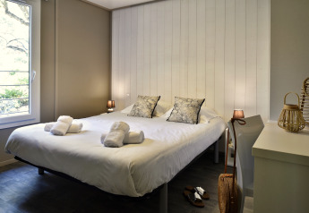 Schlafzimmer im Résidence U Livanti Belvédère Campomoro - Chalet Casane in Frankreich mit Doppelbett und stilvollem Design.