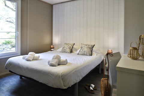 Dormitorio en Résidence U Livanti Belvédère Campomoro - Chalet Casane, Francia, con cama doble y decoración acogedora.