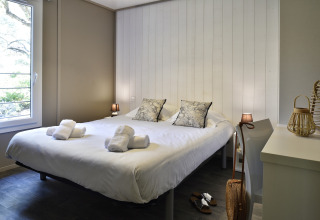 Dormitorio en Résidence U Livanti Belvédère Campomoro - Chalet Casane, Francia, con cama doble y decoración acogedora.