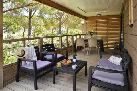 Terraza cubierta en Résidence U Livanti Belvédère Campomoro - Chalet Casane, Francia, con asientos al aire libre.