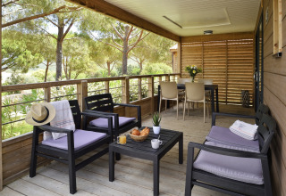 Terraza cubierta en Résidence U Livanti Belvédère Campomoro - Chalet Casane, Francia, con asientos al aire libre.