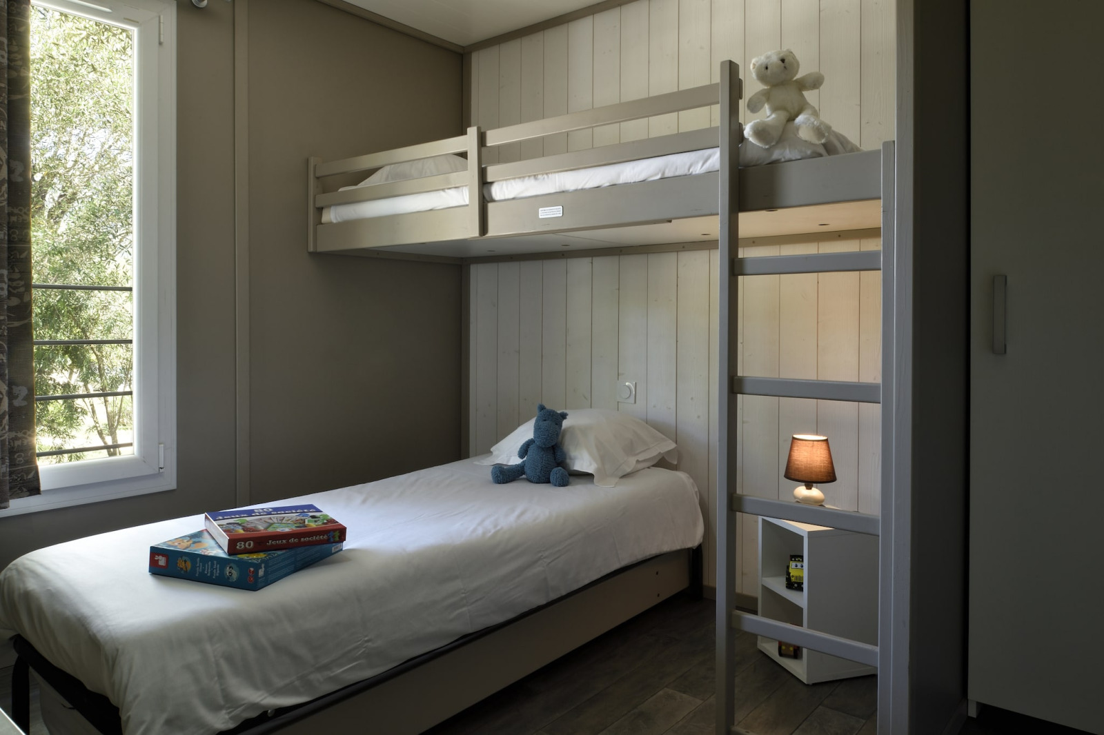 Knusse slaapkamer in Résidence U Livanti Belvédère Campomoro, Frankrijk, met stapelbed en gezelschapsspel.