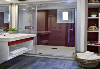 Modernes Badezimmer im Résidence U Livanti Belvédère Campomoro - Chalet Casane mit Dusche und Korb.