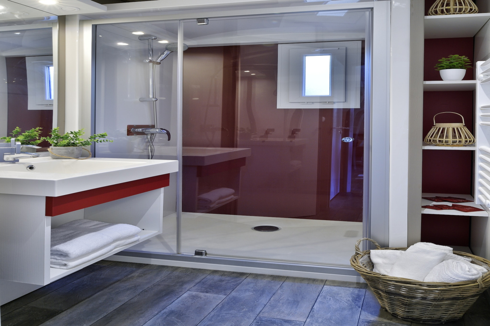 Moderne badkamer in Résidence U Livanti Belvédère Campomoro - Chalet Casane met douche en handdoekmand.