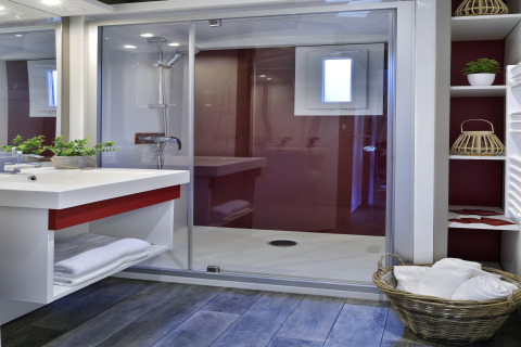 Baño moderno en Résidence U Livanti Belvédère Campomoro - Chalet Casane, con ducha y cesta de toallas.