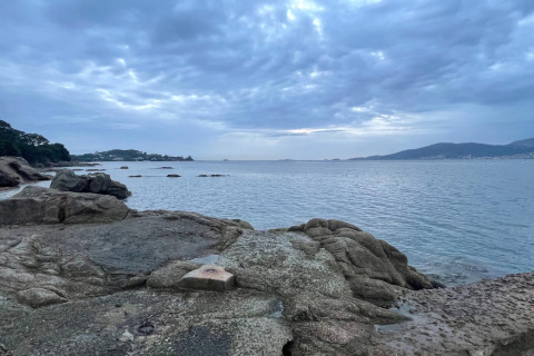 Costa rocosa y mar tranquilo en Résidence U Livanti Belvédère Campomoro, Francia, bajo un cielo nublado.