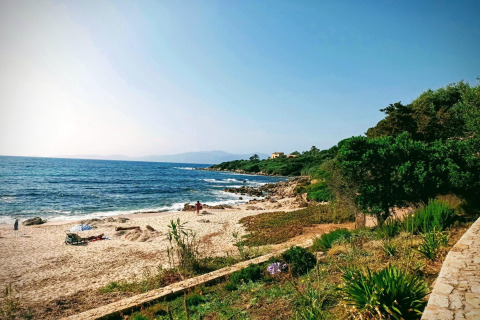 Vista panorámica de la playa y el mar en Résidence U Livanti Belvédère Campomoro en Francia.
