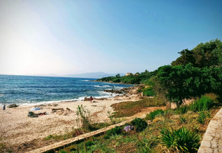 Vista panorámica de la playa y el mar en Résidence U Livanti Belvédère Campomoro en Francia.