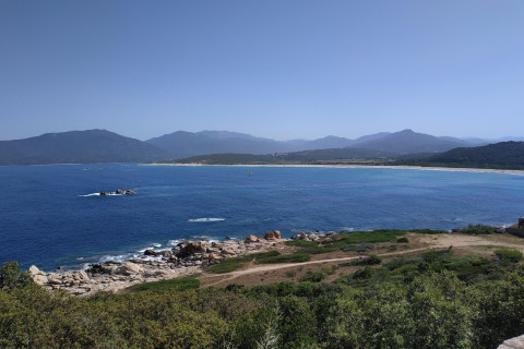 Vista panorámica del mar y las montañas desde Résidence U Livanti Belvédère Campomoro - Chalet Casane, Francia.