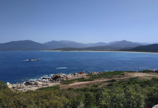 Vista panorámica del mar y las montañas desde Résidence U Livanti Belvédère Campomoro - Chalet Casane, Francia.
