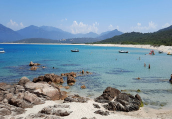 Atemberaubender Blick auf Sandstrand und türkisfarbenes Meer bei Résidence U Livanti Belvédère Campomoro.