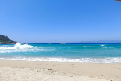 Hermosa vista de la playa y el mar azul en Résidence U Livanti Belvédère Campomoro, Francia.