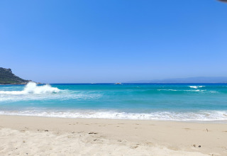 Hermosa vista de la playa y el mar azul en Résidence U Livanti Belvédère Campomoro, Francia.