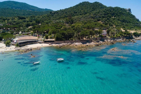 Vista aérea de Résidence U Livanti Belvédère Campomoro - Chalet Casane en Francia con mar turquesa y vegetación.
