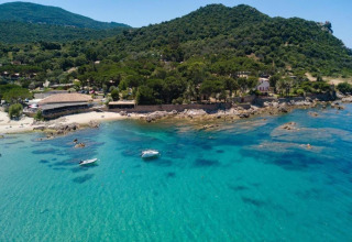 Vista aérea de Résidence U Livanti Belvédère Campomoro - Chalet Casane en Francia con mar turquesa y vegetación.