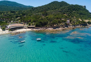 Luchtfoto van Résidence U Livanti Belvédère Campomoro - Chalet Casane in Frankrijk met helder blauw water.