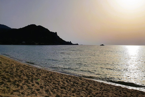 Vista del atardecer desde la playa en Résidence U Livanti Belvédère Campomoro - Chalet Casane, Francia.