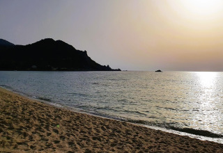 Vista del atardecer desde la playa en Résidence U Livanti Belvédère Campomoro - Chalet Casane, Francia.