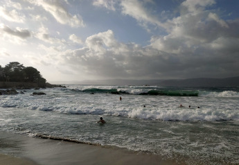 Foto von Wellen und Schwimmern am Strand vor Résidence U Livanti Belvédère Campomoro in Frankreich.