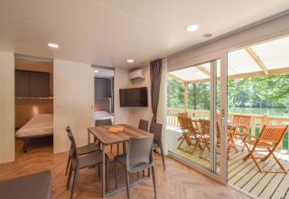 Indvendig udsigt af mobilhjemmet Cottage «6p» i Frankrig med spiseområde, soveværelser og terrasse mod sø.