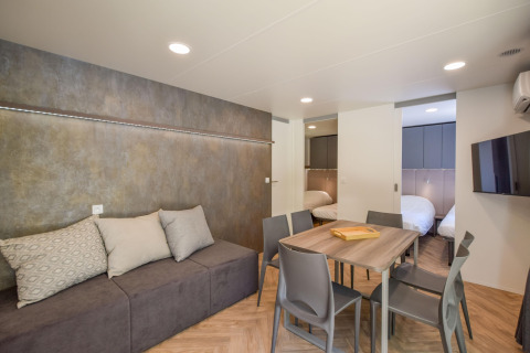 Casa móvil moderna Cottage «6p» en Francia con sala de estar, mesa de comedor, sofá y dos dormitorios.