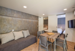 Moderne mobiele woning Cottage «6p» in Frankrijk met salon, eettafel, zitbank en twee slaapkamers.