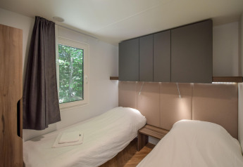 Casa móvil moderna Cottage 6p en Francia con dos camas individuales, ventana, armarios y decoración minimalista.