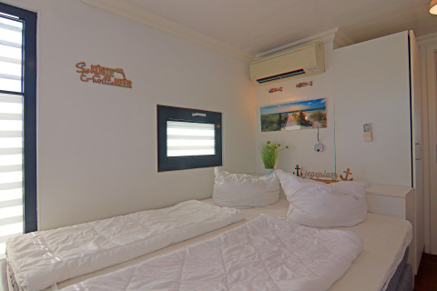 Soveværelse på husbåd 'Familiy & Friends LP 1' i Tyskland med dobbeltseng og hyggelig dekoration.