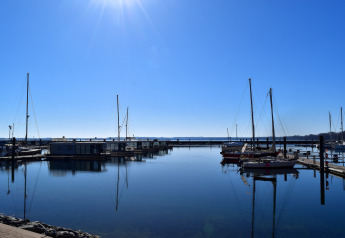 Zonnige dag bij de haven in Duitsland, vanop houseboat ‘Family & Friends LP 3’, boten aangemeerd in rustig water.