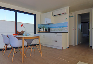 Zona de comedor y cocina moderna en el Houseboat Family & Friends LP 4, interior luminoso y acogedor en Alemania.